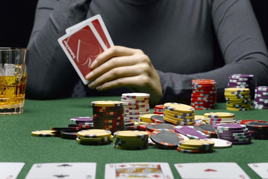 Những sai lầm khiến bạn đốt tiền khi chơi poker - Hình 2