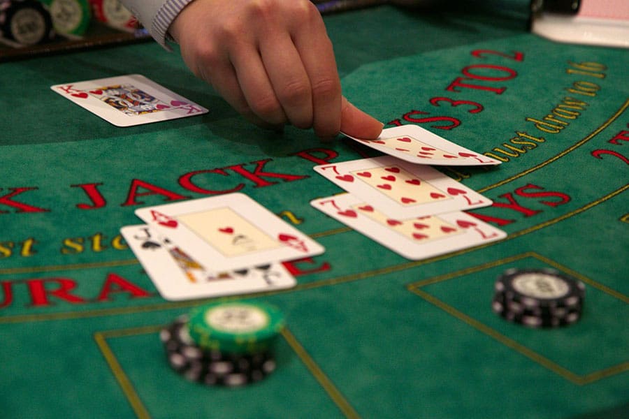 Cách sử dụng Blackjack Cheat Sheet và mẹo để chơi như một chuyên gia