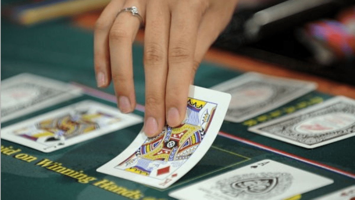Làm thế nào để kiếm tiền lớn trong Poker online