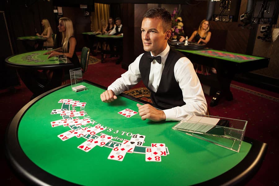Tất tần tật về người chơi Blackjack sành điệu: Tín hiệu tay bài và cược bảo hiểm